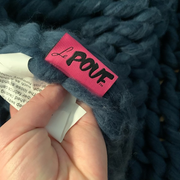 Deep blue thick knitted blanket - Picture 5 of 8